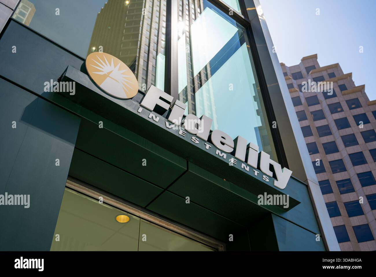 Flacher Blick auf die Außenfassade des Fidelity Investments Büros mit Logo und umliegenden Hochhäusern am klaren Tag, San Francisco, Kalifornien, 20. Mai 2025. (Foto: Smith Collection/Gado/SIPA USA) Stockfoto