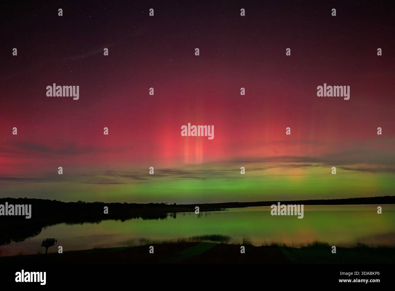 Aurora Borealis mit brillanten Farben über einem kleinen See in Oklahoma Stockfoto