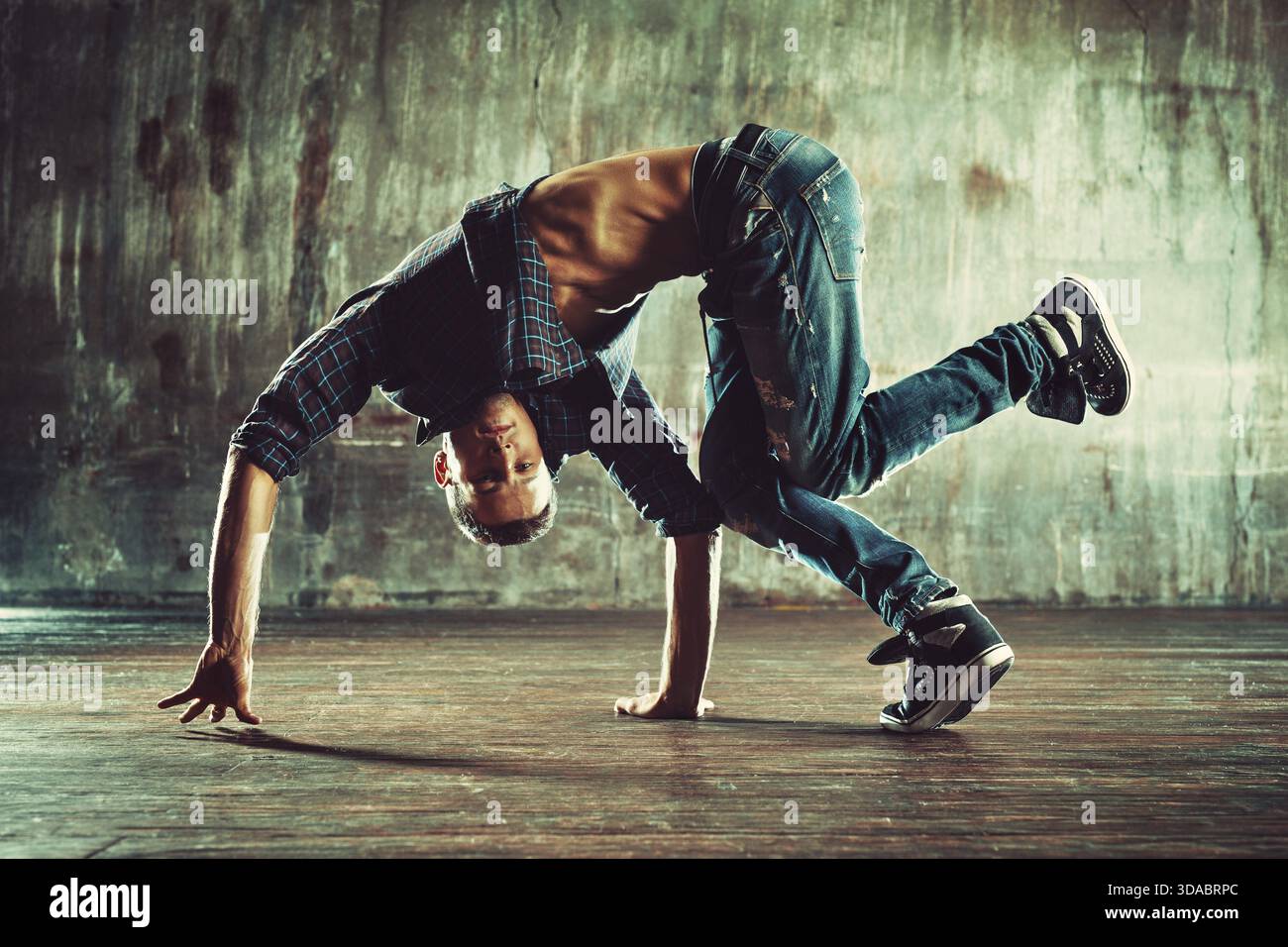 Junger Mann Breakdance auf alten Mauer Hintergrund Stockfoto
