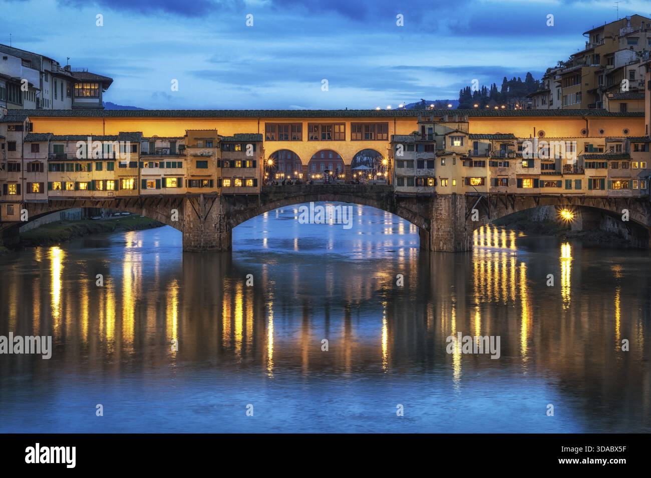 Ponte Vecchio und die Gebäude in der Nähe bei Nacht reflektieren auf dem Fluss Arno, Florenz, Italien Stockfoto