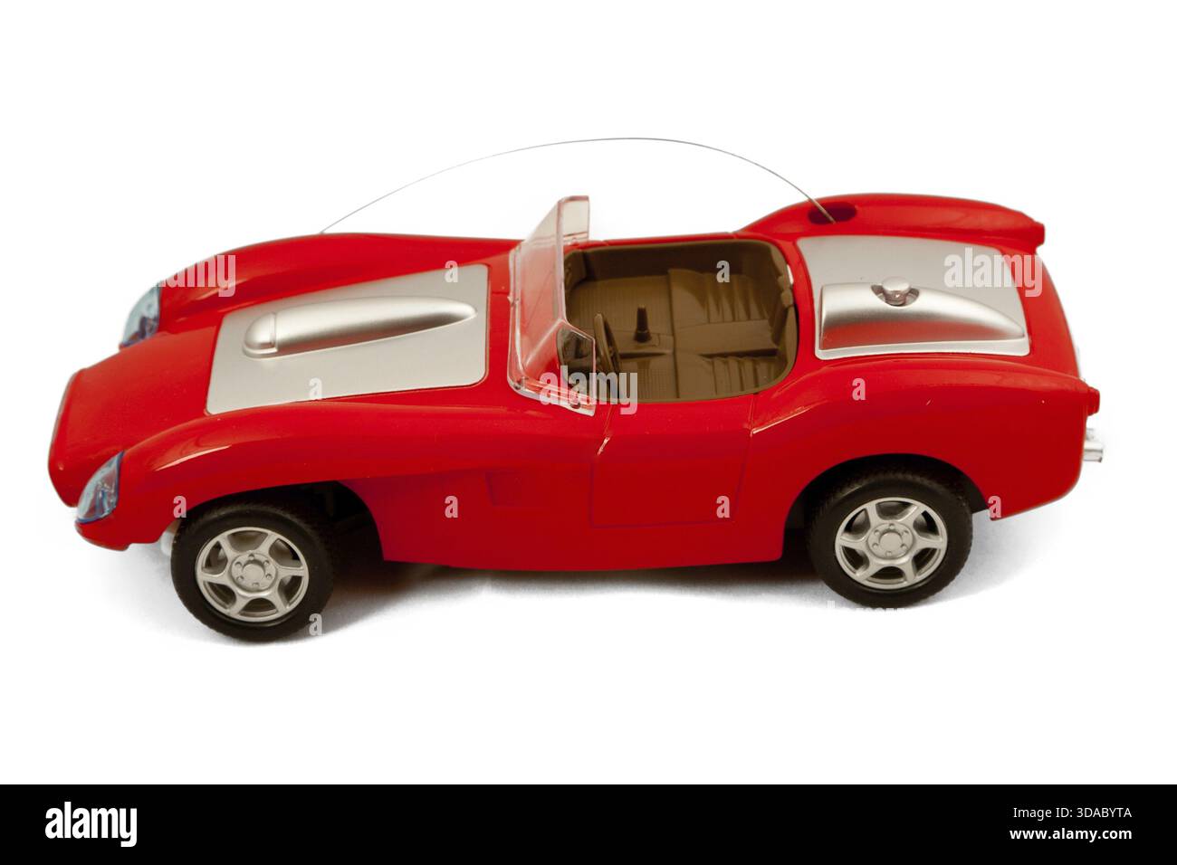 Roter Spielzeug Rennwagen isoliert auf weißem Hintergrund Stockfoto