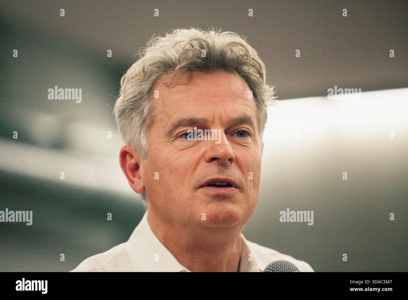 Porträt von Fabien Roussel. Fabien Roussel trifft Sie im Rahmen einer Tour de France, um Franzosen zu treffen. Live-Debatte über steigende Löhne, Stockfoto