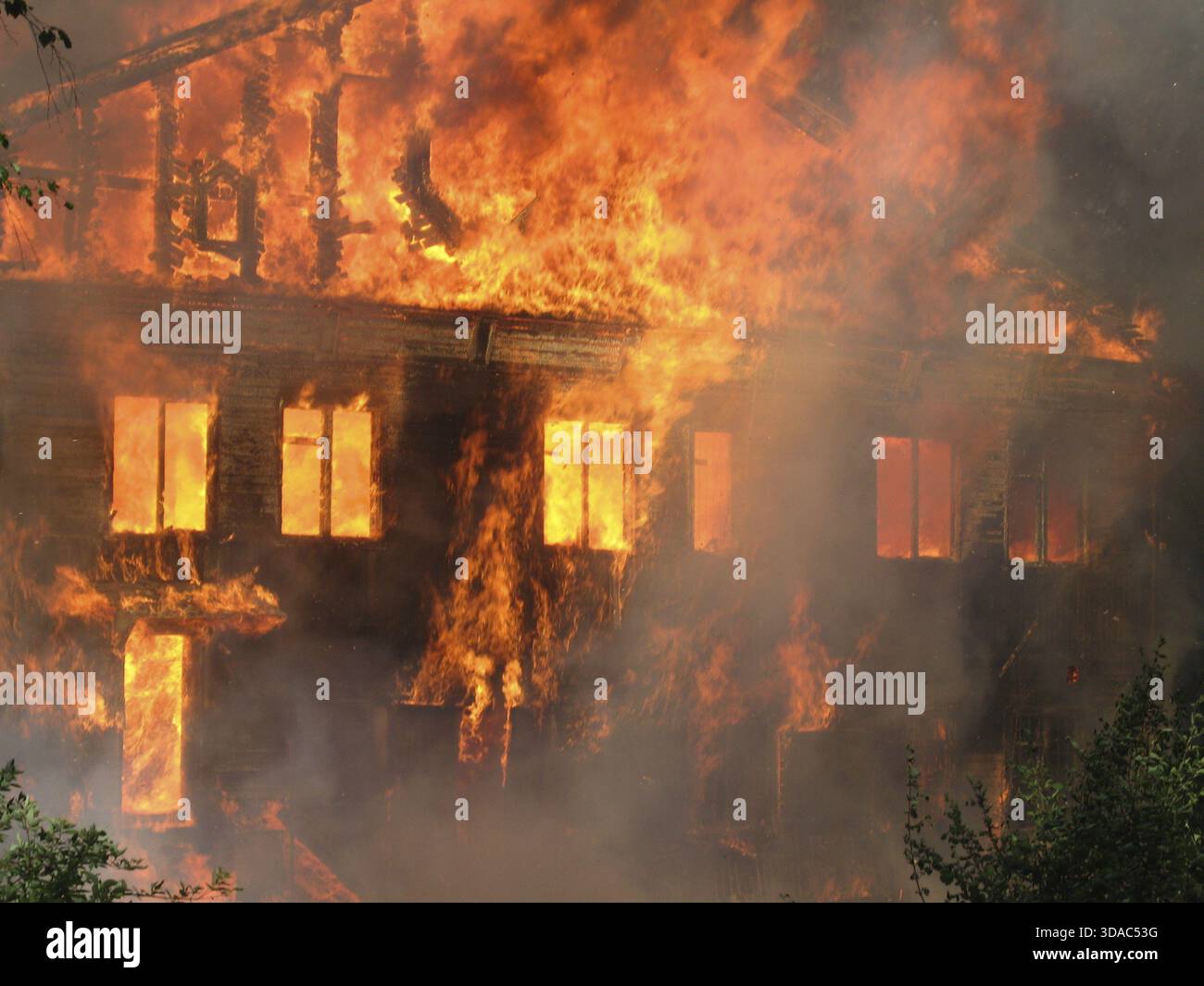 Brennendes Haus. Holzgebäude durch Feuer vollständig zerstört Stockfoto
