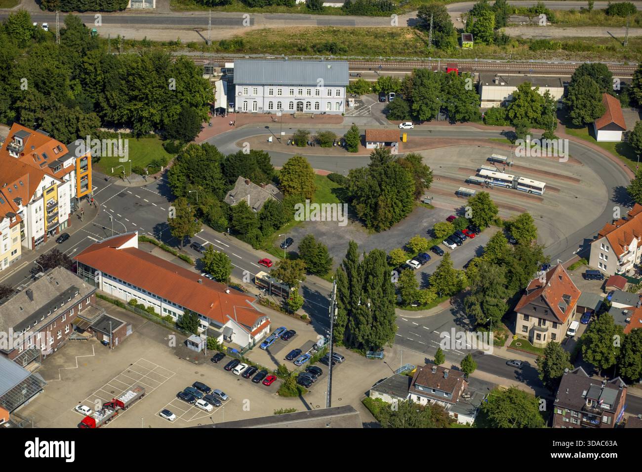 Bahnhof Werl und Bahnhofsvorplatz, Werl, Soester-Boerde, Nordrhein-Westfalen, Deutschland, Europa, Luftaufnahme, Vogelperspektive, Luftaufnahme, A Stockfoto