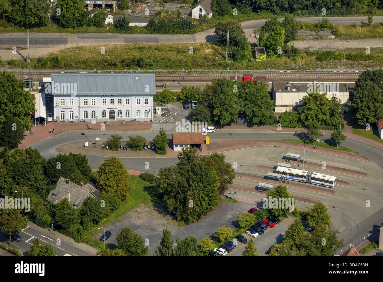 Bahnhof Werl und Bahnhofsvorplatz, Werl, Soester-Boerde, Nordrhein-Westfalen, Deutschland, Europa, Luftaufnahme, Vogelperspektive, Luftaufnahme, A Stockfoto
