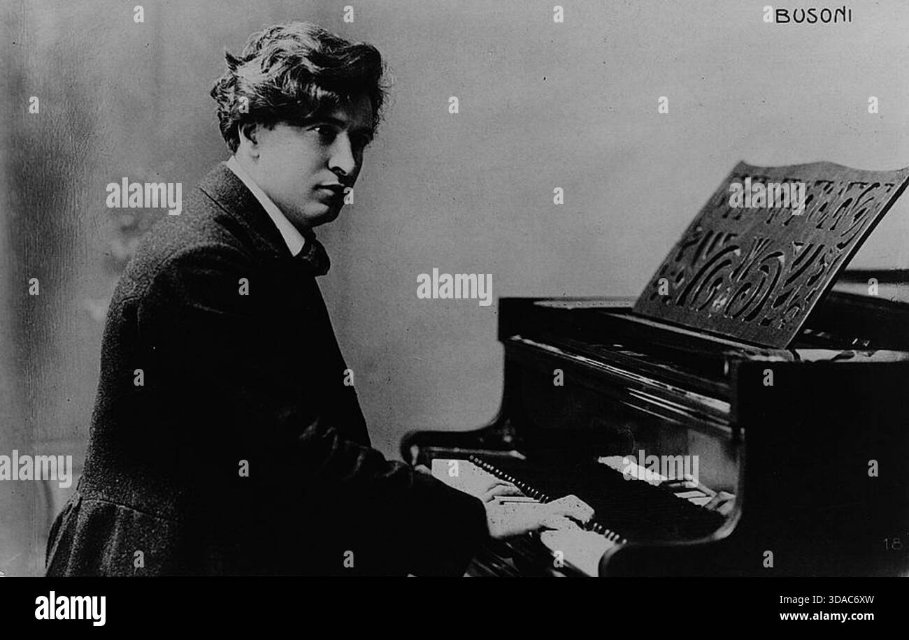 Historisches Vintage-Foto von Ferruccio Busoni am Klavier, dargestellt in einem halblangen Porträt während des Spiels, um 1890–1900. Stockfoto