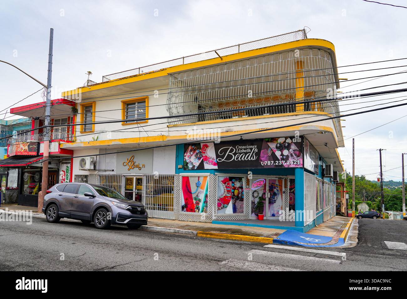 Karibische Architektur in einer Straße von Aguada in der Nähe der Plaza Cristobal Colon in Puerto Rico Stockfoto