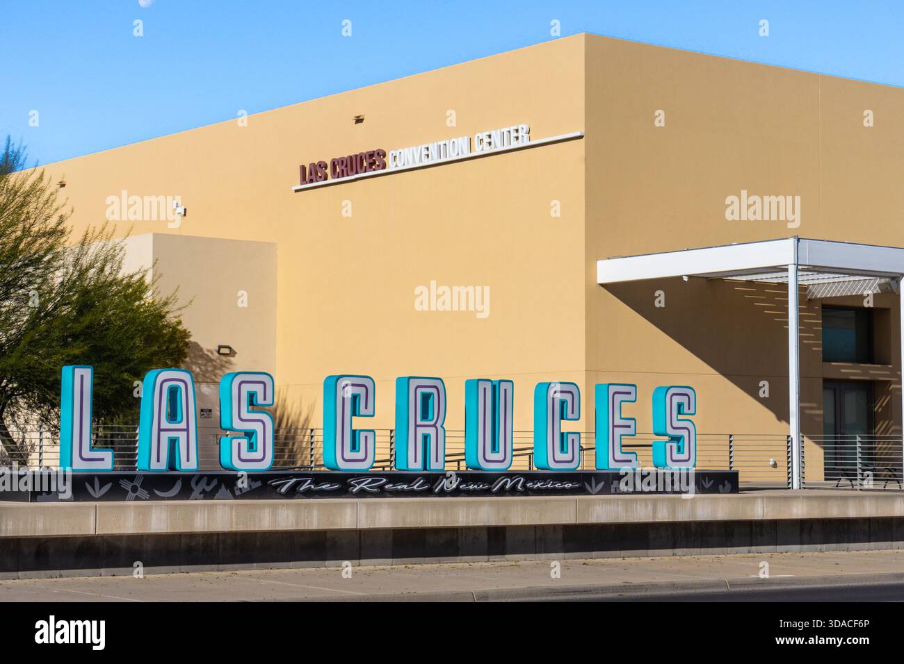 Schild Las Cruces vor dem Las Cruces Convention Center in Las Cruces, New Mexico, USA Stockfoto