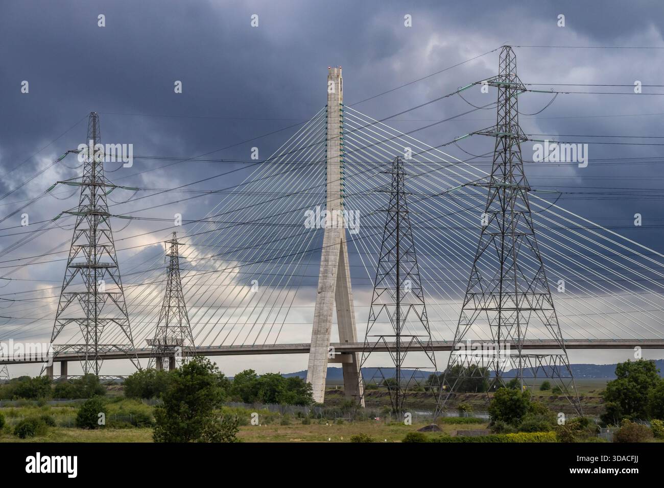 Strommasten und Flintshire Bridge mit Stromleitungen Stockfoto