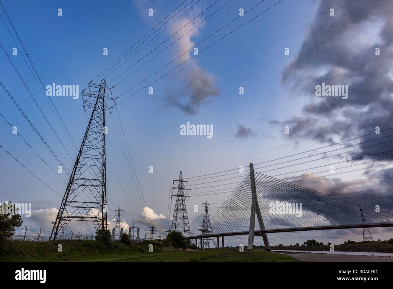 Strommasten und Flintshire Bridge mit Stromleitungen Stockfoto