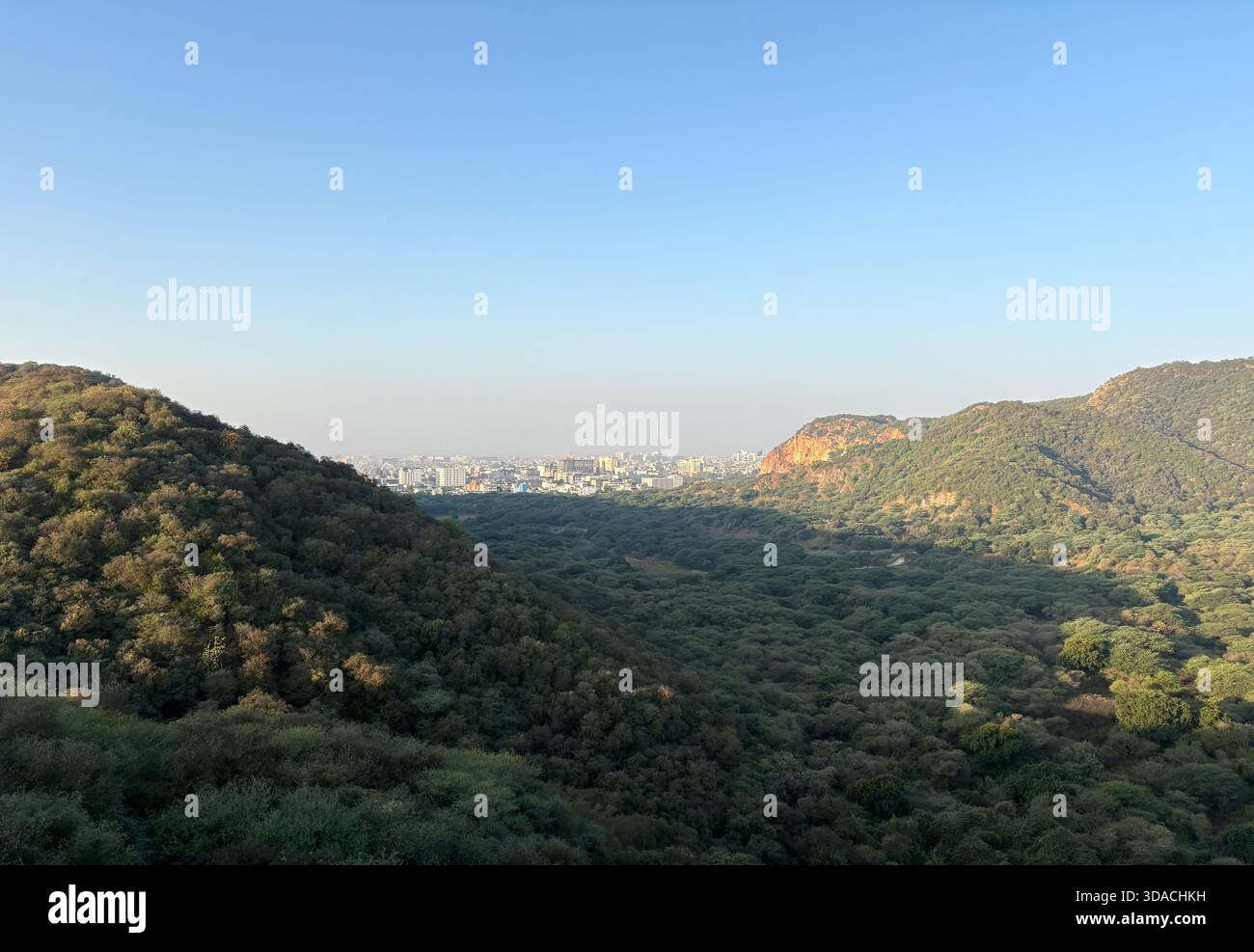 Blick auf die üppigen grünen Hügel der Aravalli Range mit Jaipur City von der Jhalana Leopard Safari Stockfoto