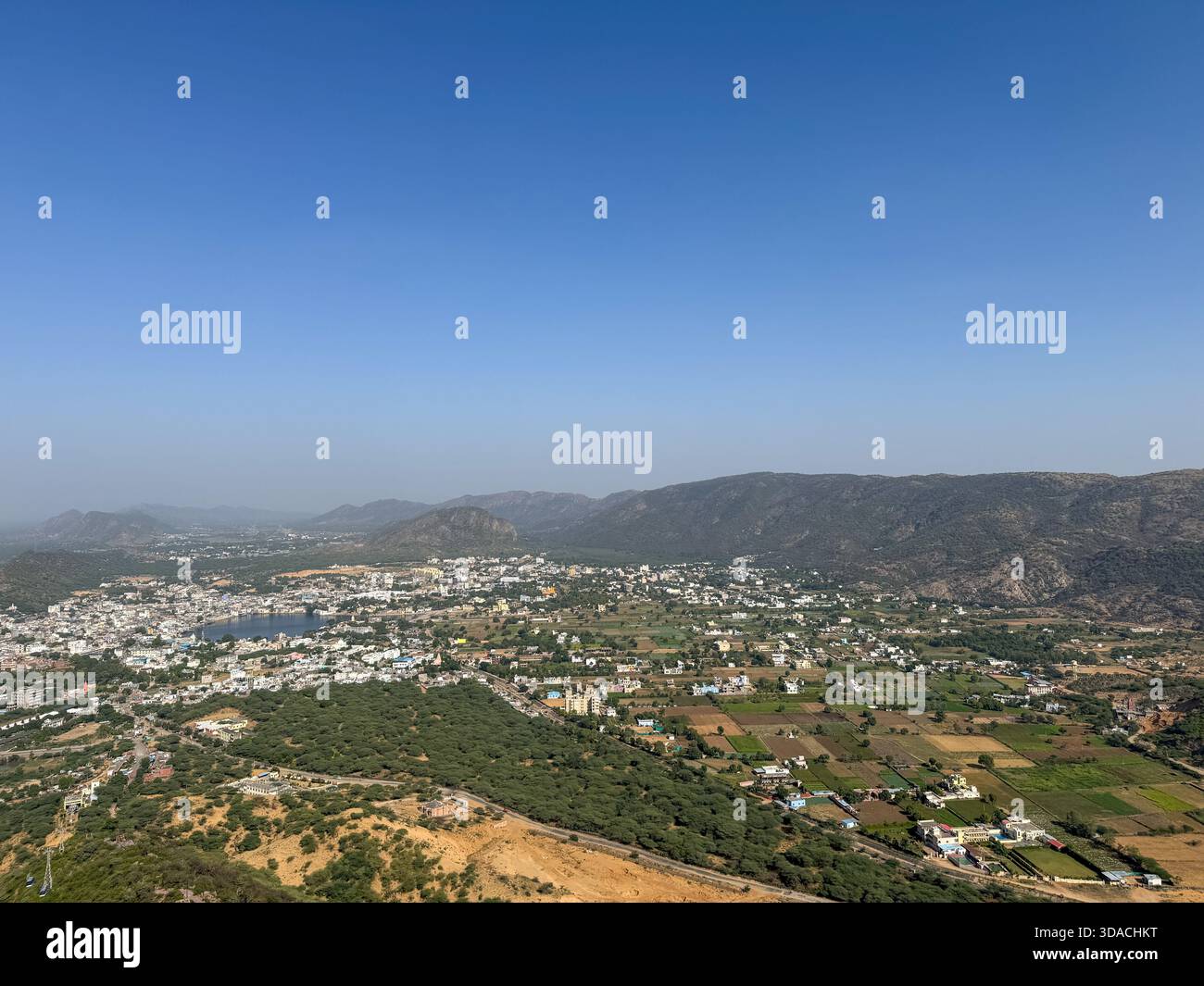 Blick auf Pushkar sarovar, umgeben von der Stadt vom Savitiri Tempel auf einem Hügel der Aravalli Range Stockfoto