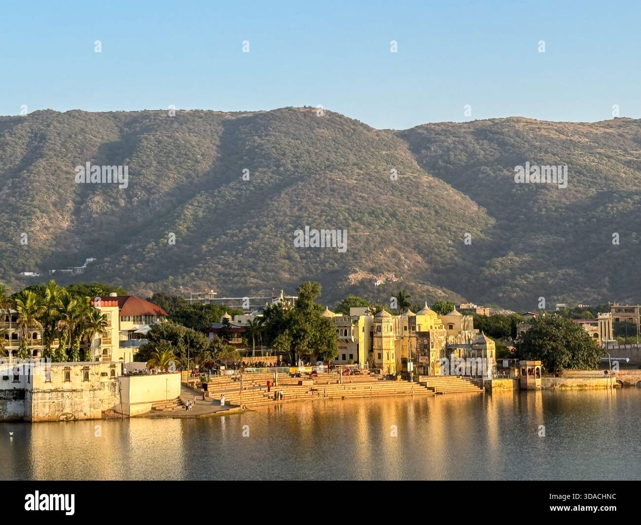 Blick auf Pushkar sarovar und Ghats neben den Hügeln der Aravalli Range Stockfoto