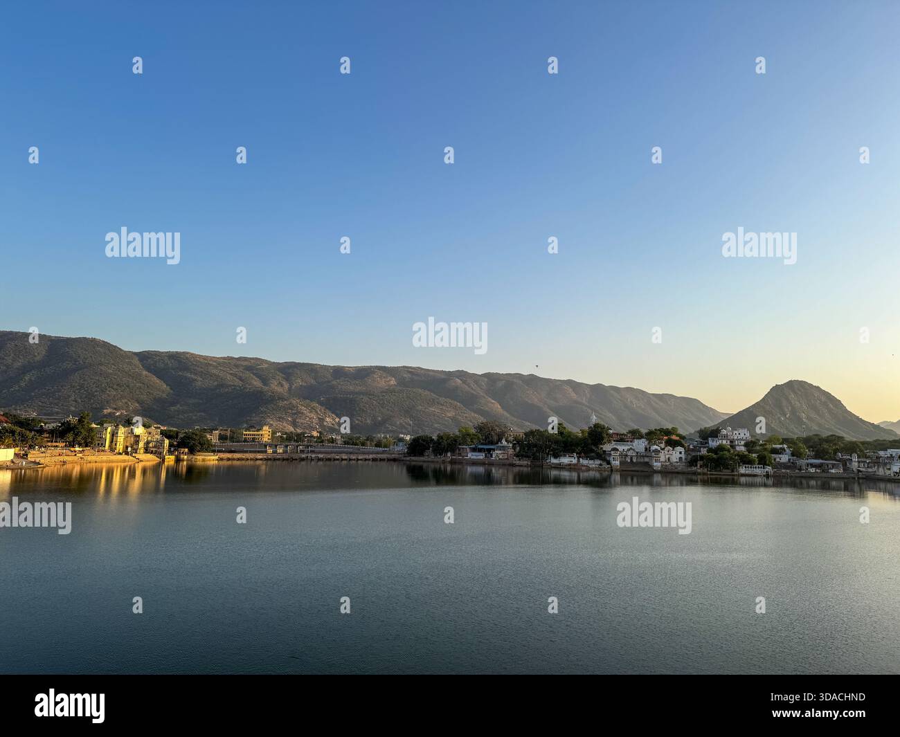 Blick auf Pushkar sarovar und Ghats neben den Hügeln der Aravalli Range Stockfoto