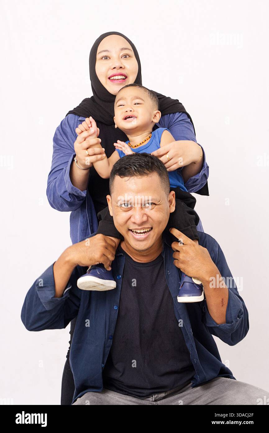 Der lustige Moment mit dem kleinen Jungen Stockfoto