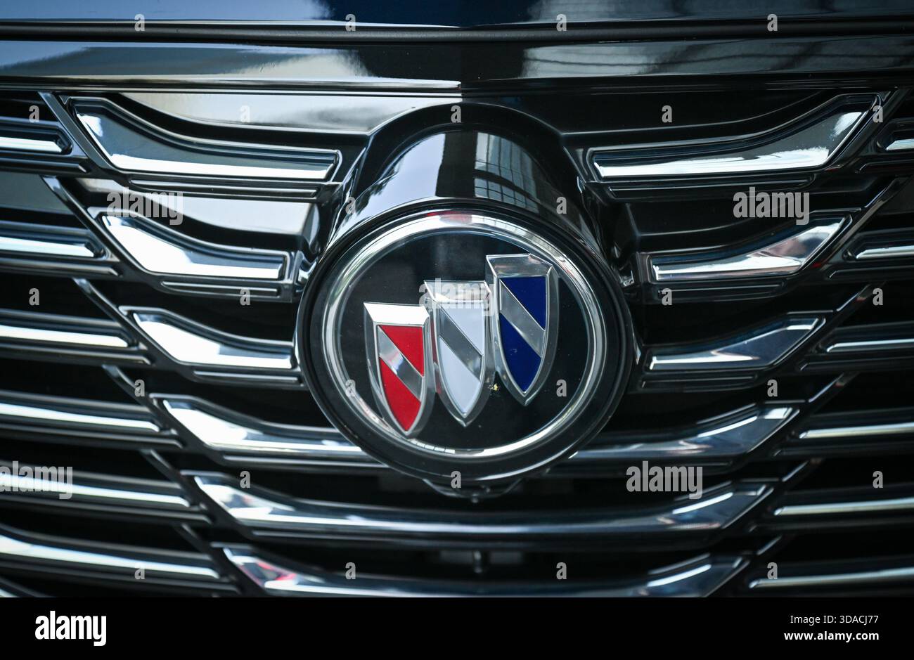 Guangzhou, China. Dezember 2025. Der Kühlergrill eines Autos mit dem Tri-Shield-Logo des Herstellers Buick, aufgenommen bei einem Besuch von Bundesaußenminister Wadephul. Quelle: Soeren Stache/dpa/Alamy Live News Stockfoto