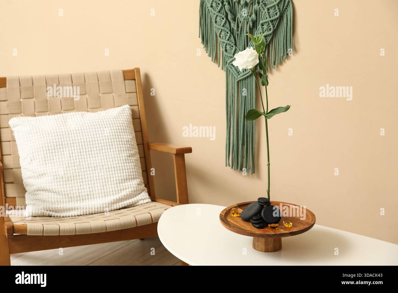 Kenzan mit wunderschönem Ikebana auf Couchtisch in stilvollem Wohnzimmer, Nahaufnahme Stockfoto