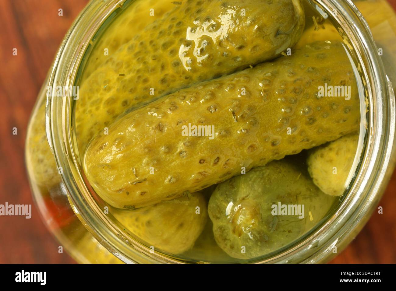 Nahaufnahme eingelegter Gurken im Glasgefäß Stockfoto