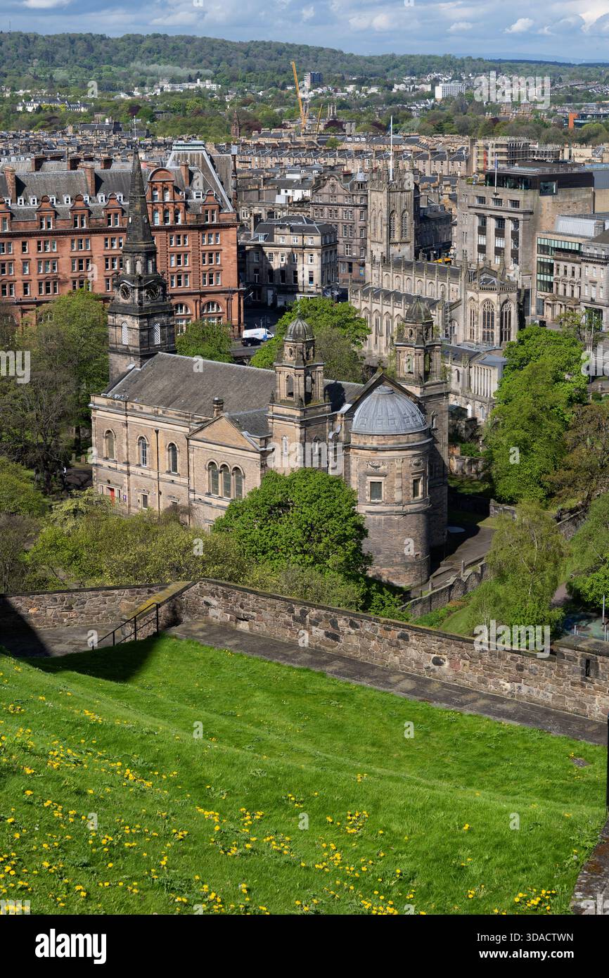 Stadt Edinburgh in Schottland, erhöhter Blick auf die Pfarrkirche St Cuthbert und St. John's Scottish Episcopal Church vom Edinburgh Castl aus Stockfoto