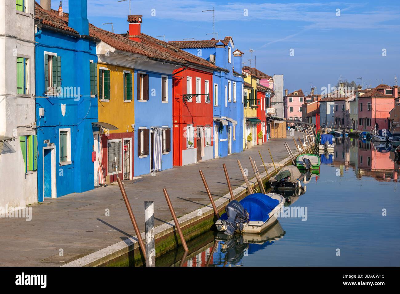 Insel Burano mit farbenfrohen traditionellen Häusern entlang des Kanals in der Lagune von Venedig, Italien. Stockfoto