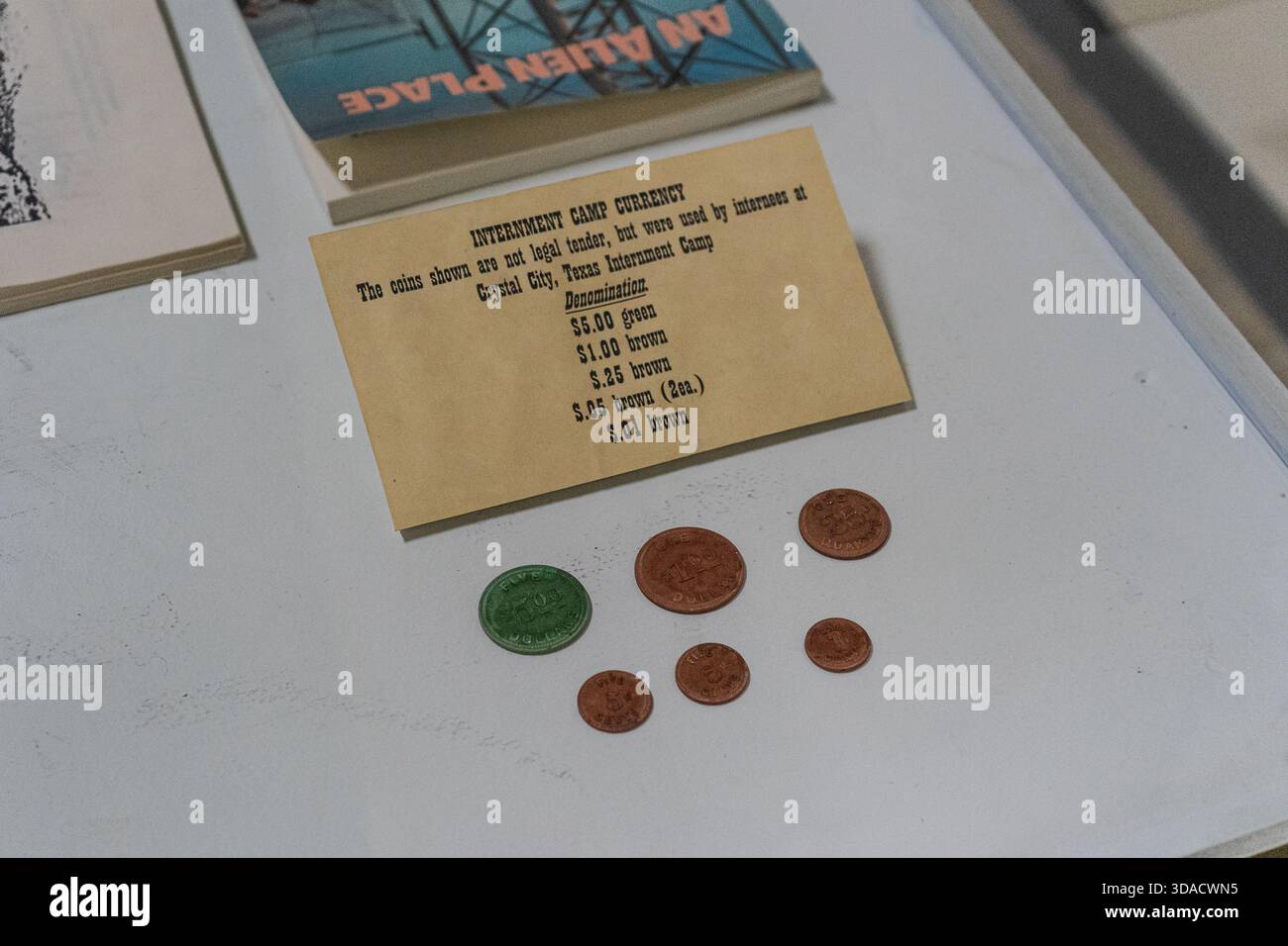 Eine Ausstellung im U.S. Border Patrol Museum zeigt Geldmünzen, die im Internierungslager Crystal City, Texas, im Zweiten Weltkrieg verwendet wurden Stockfoto