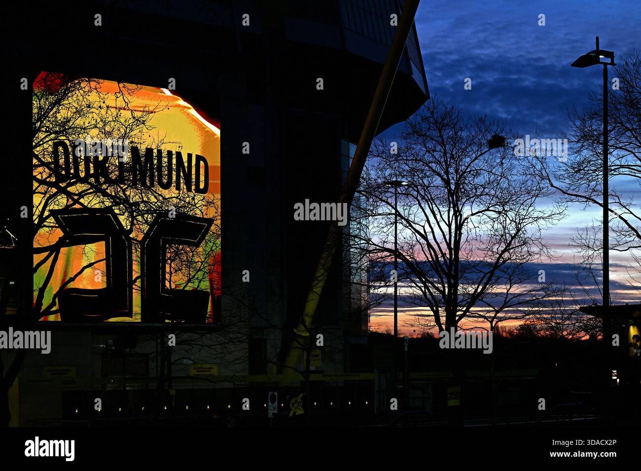Signal Iduna Park bei Sonnenuntergang, Dortmund Stockfoto