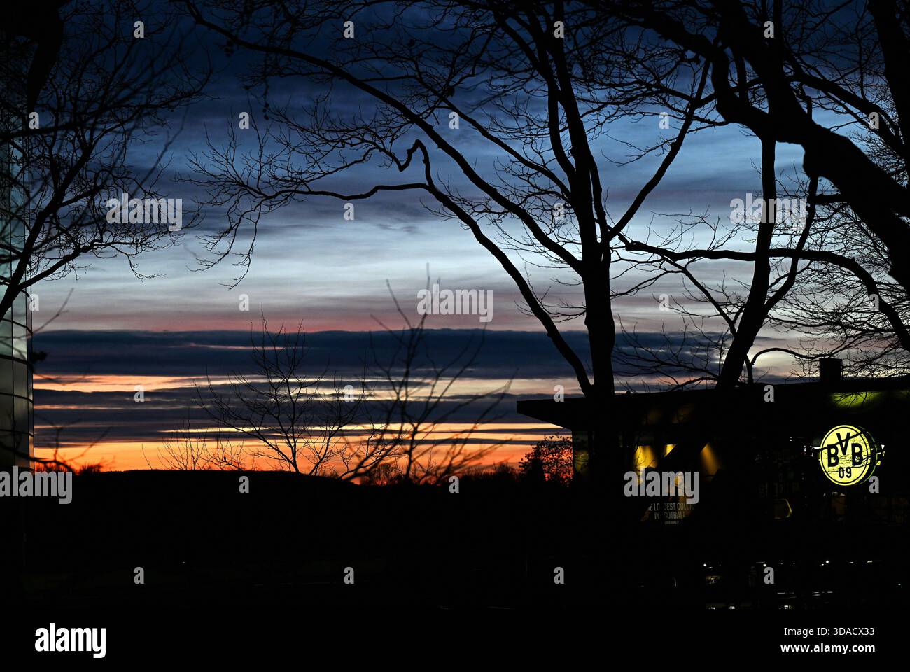 Signal Iduna Park bei Sonnenuntergang, Dortmund Stockfoto