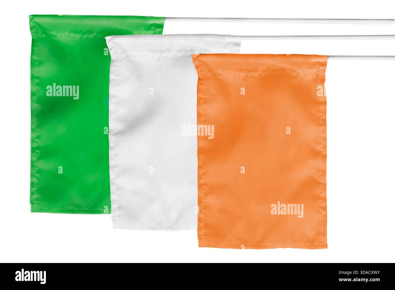 Flaggen in Farben der irischen Nationaltrikolore isoliert auf weißem Hintergrund Stockfoto