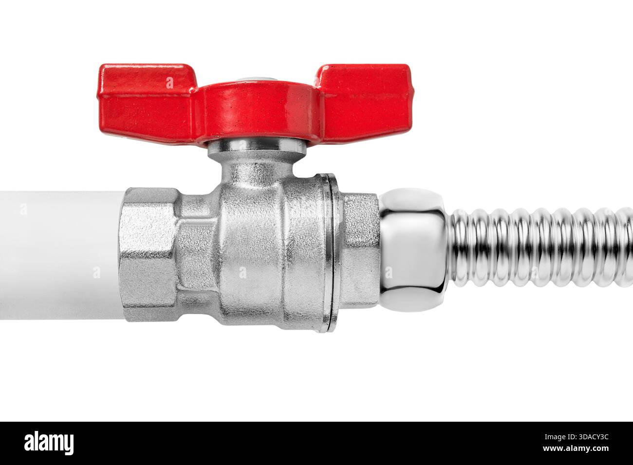 Wasserkugelventil aus Messing, das Kunststoffrohr und Stahlschlauch verbindet, über weiß isoliert Stockfoto