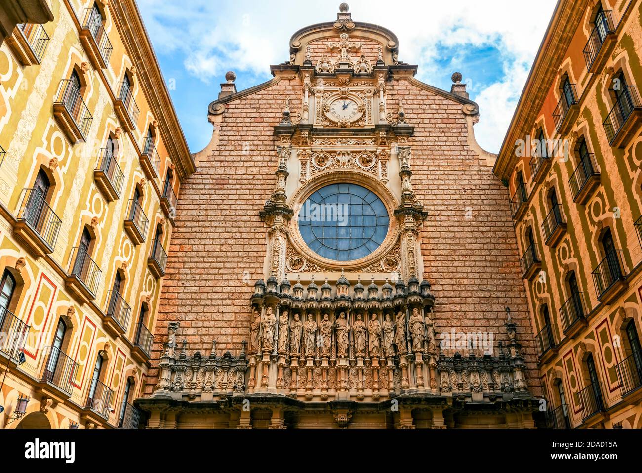 Skulpturenrelief mit Jesus und zwölf Aposteln an der Fassade der Basilica de Montserrat Basilica de Montserrat. Santa Maria de Montserrat Stockfoto