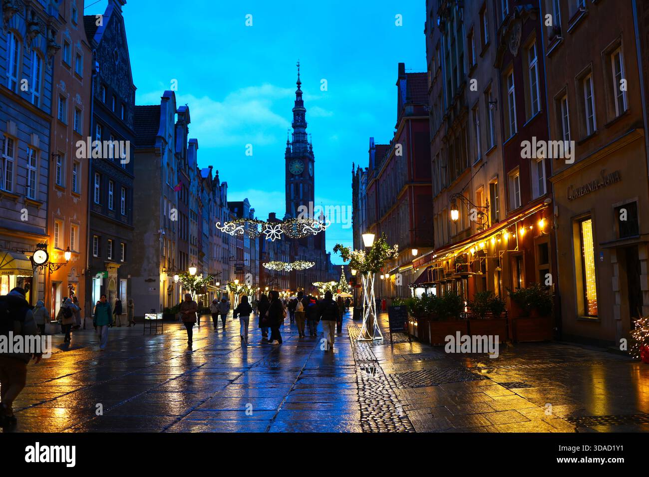Danzig langer Markt in der Abenddämmerung mit Menschen und weihnachtslichtern Stockfoto