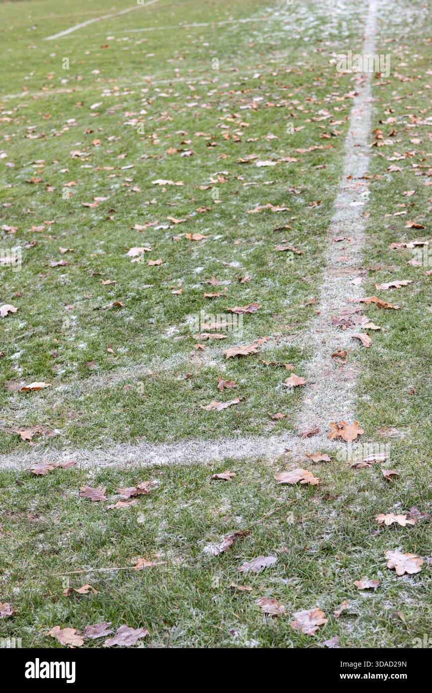 Der Herbst geht auf einem winterlichen Fußballfeld Stockfoto