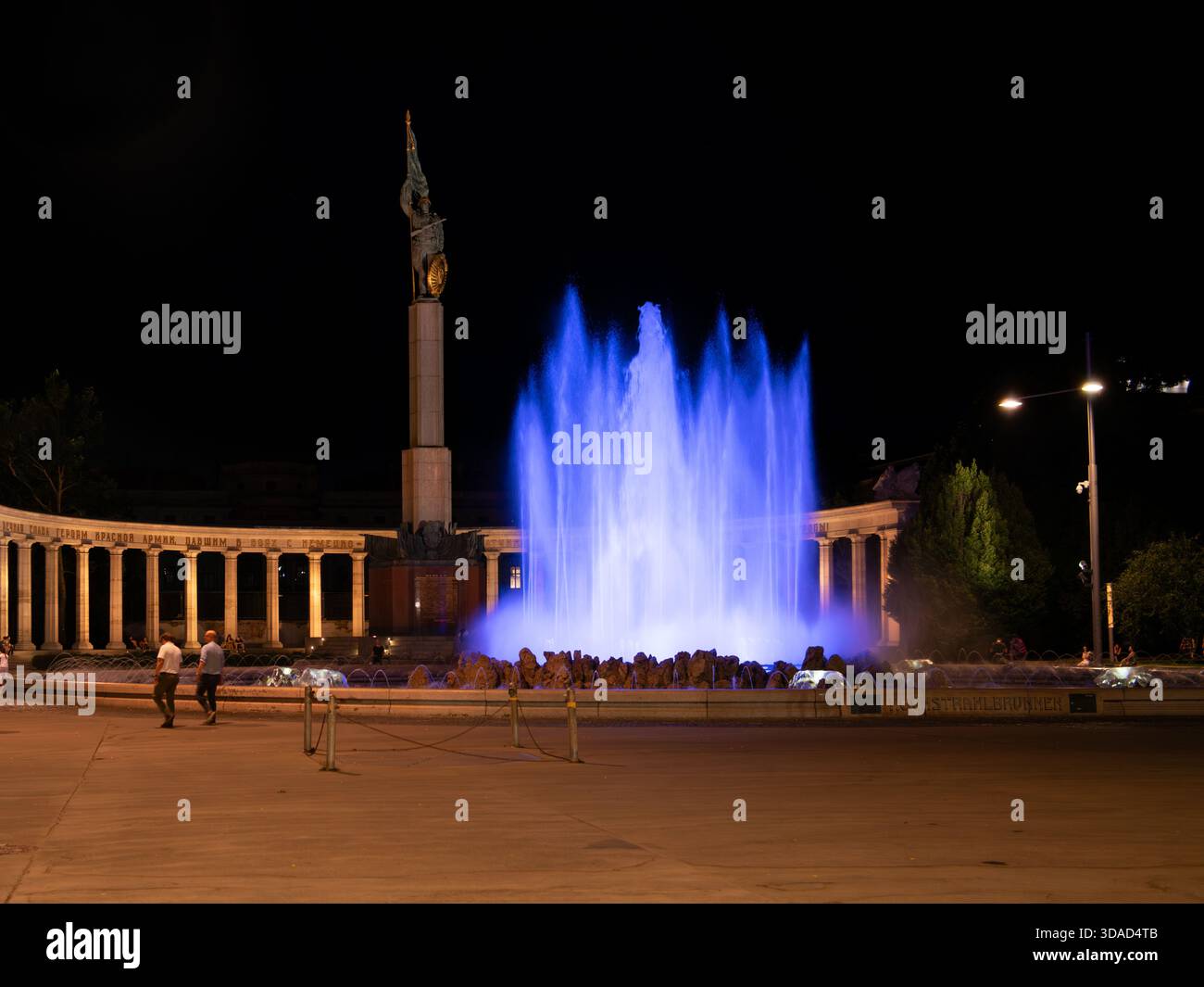 Hochstrahlbrunnen am Schwarzenbergplatz in Wien Stockfoto