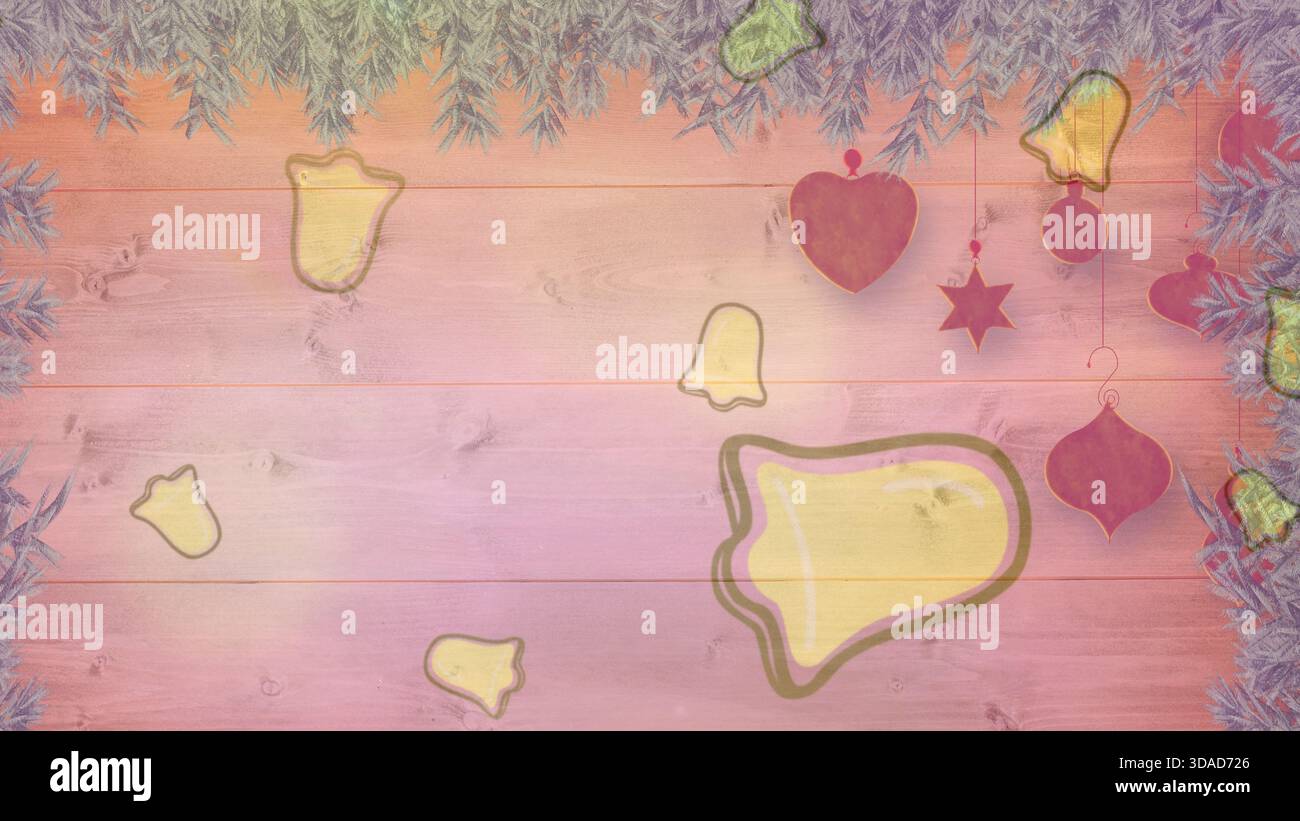 Goldene Glocke mit flachem Design hängt auf rosa Holz mit Tannenzweigen, roten Ornamenten, Weihnachtsmarketing Stockfoto