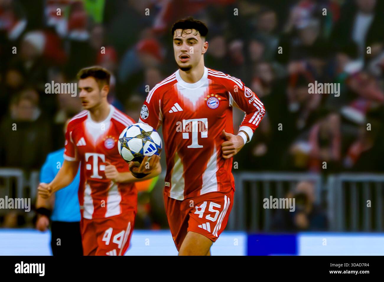 Dortmund, Deutschland 09. Dezember 2025: Champions League - 2025/2026 - FC Bayern München gegen Sporting Lissabon im Bild: Aleksandar Pavlovic (FCB) mit Ball, Stockfoto