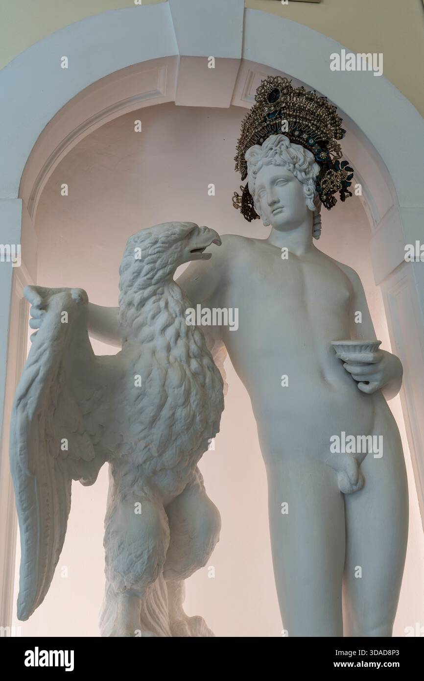 Skulptur und Adler, Theater-Museum Dalí, Figueres, Provinz Girona, Katalonien, Spanien Stockfoto