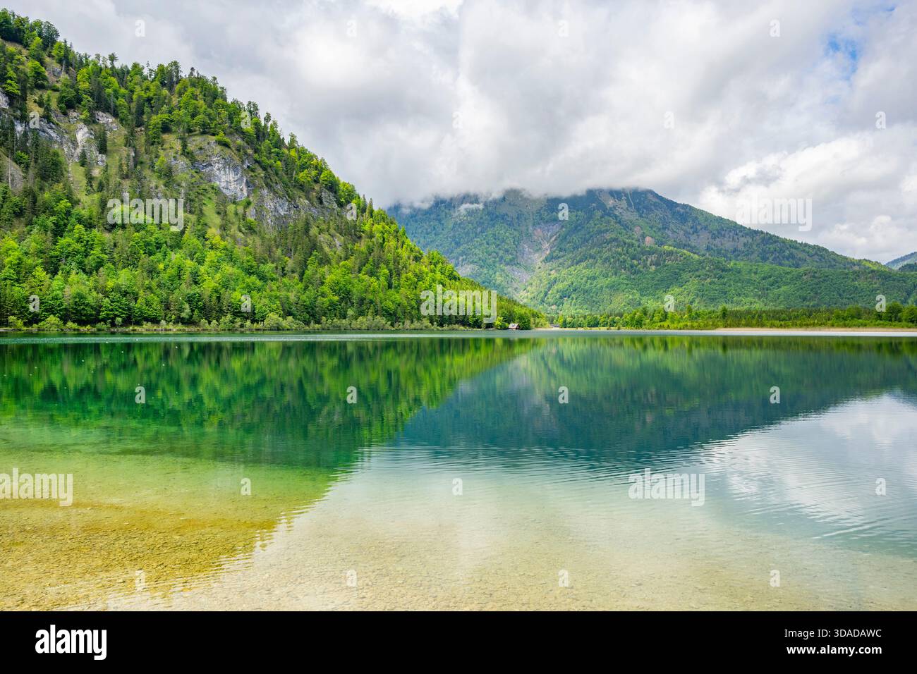 offensee nach Regen im Frühjahr, Österreich, Oberösterreich, Salzkammergut Stockfoto