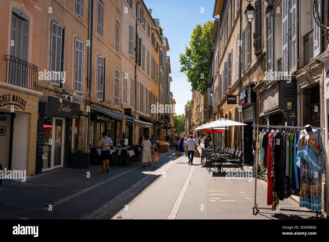 Aix en Provence, Frankreich - 20. Juli 2025: Provenzalische Straßen und Gebäude mit traditionellen Häusern in Südfrankreich, Provence. Aix-en-Provence Stadt ein Stockfoto