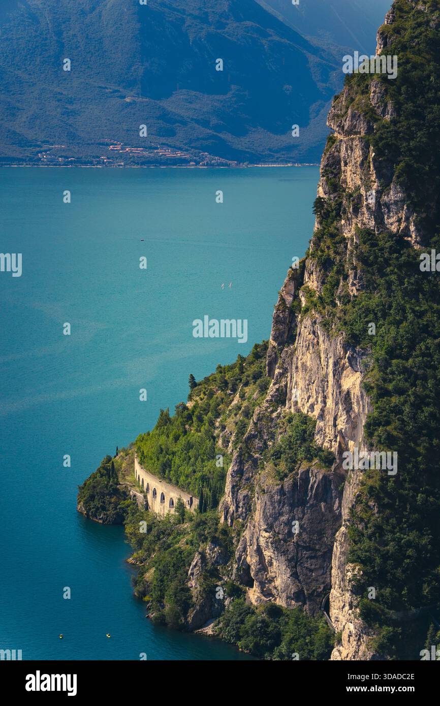 Garda from the Edge – die Linien der Natur in Stein und Licht. Stockfoto