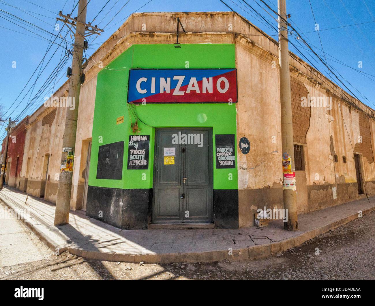 Straßenecke in Humahuaca im Norden Argentiniens Südamerikas mit bemalten Eckläden, die einen bekannten Wermut anzeigen Stockfoto