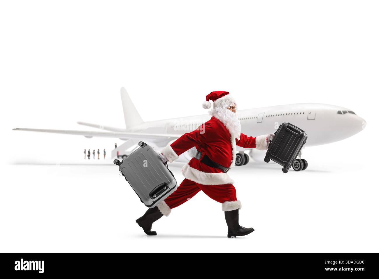 Profilaufnahme des Weihnachtsmanns, der mit Koffern am Flughafen auf weißem Hintergrund läuft Stockfoto