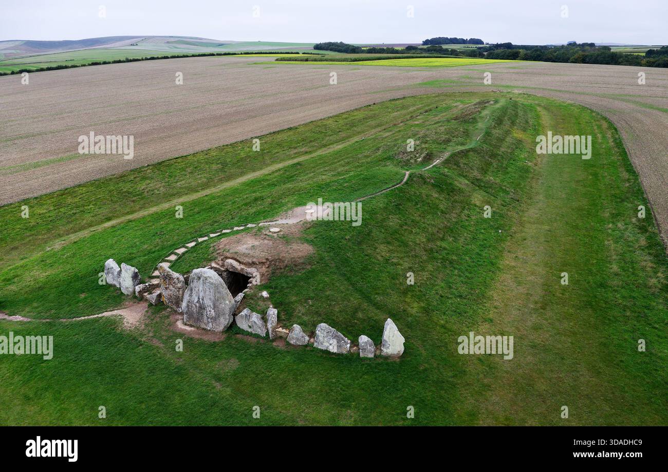 West Kennet Long Barrow, Avebury, England. Prähistorische neolithische Grabstätte. Barrow Mound, 104m m lang, 25m m breit. Sieht aus wie S.W. alias West Kennett Stockfoto