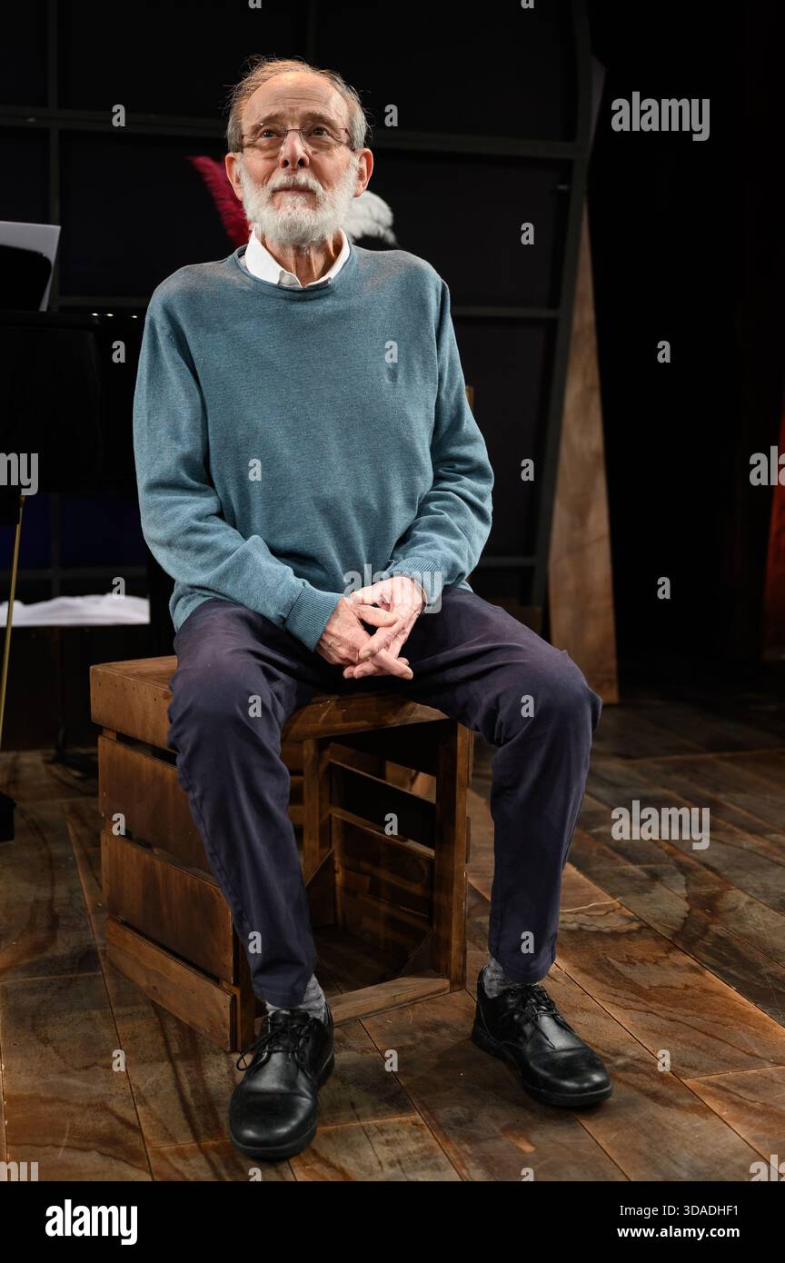 Schauspieler Emilio Gutierrez Caba posiert während einer Porträtsession im Fernan Gomez Theater in Madrid am 10. Dezember 2025, Spanien Stockfoto