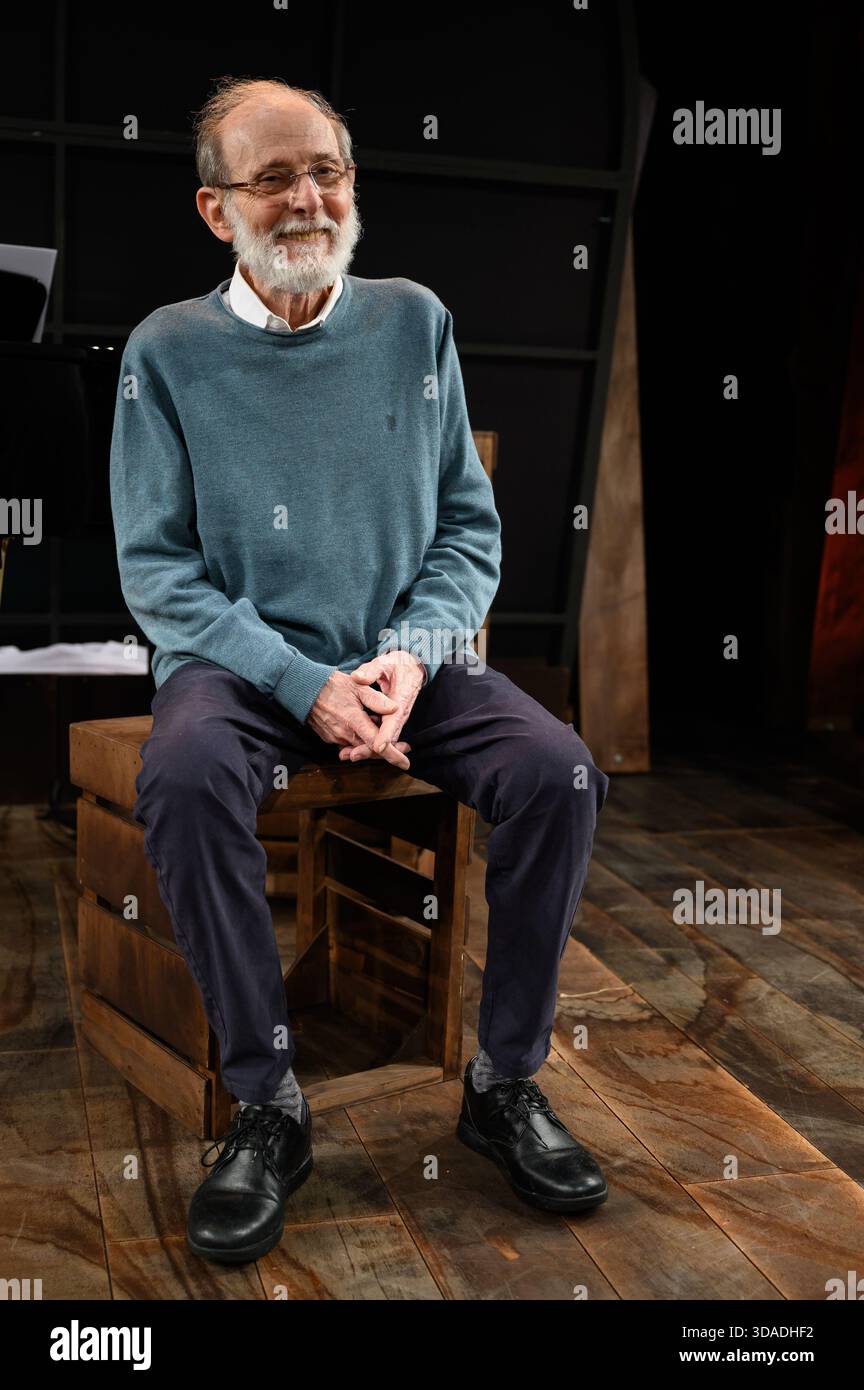 Schauspieler Emilio Gutierrez Caba posiert während einer Porträtsession im Fernan Gomez Theater in Madrid am 10. Dezember 2025, Spanien Stockfoto