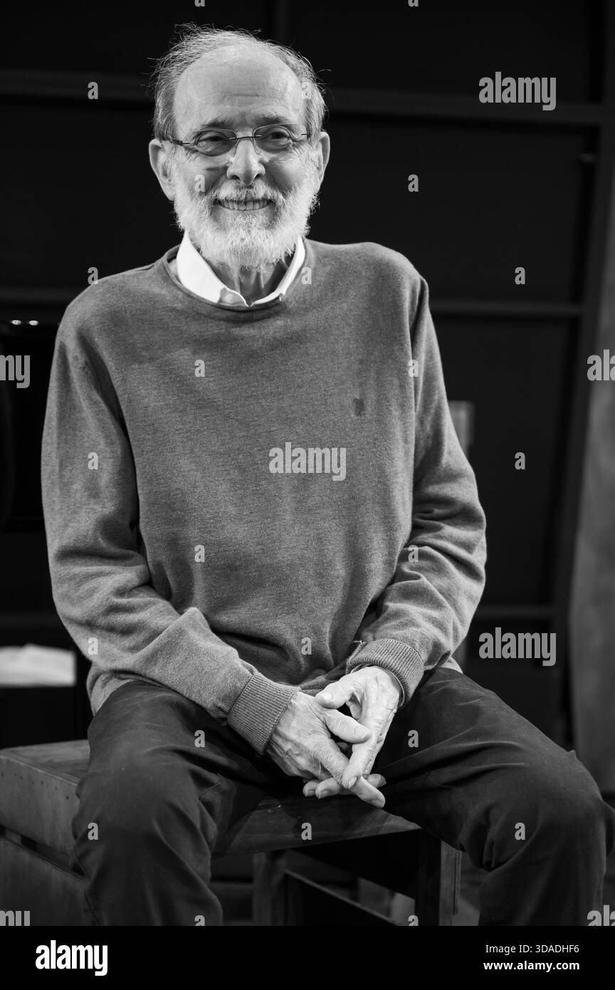 Schauspieler Emilio Gutierrez Caba posiert während einer Porträtsession im Fernan Gomez Theater in Madrid am 10. Dezember 2025, Spanien Stockfoto