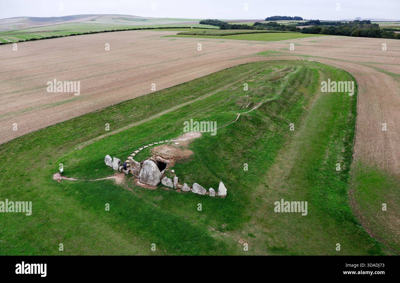West Kennet Long Barrow, Avebury, England. Prähistorische neolithische Grabstätte. Barrow Mound, 104m m lang, 25m m breit. Sieht aus wie S.W. alias West Kennett Stockfoto