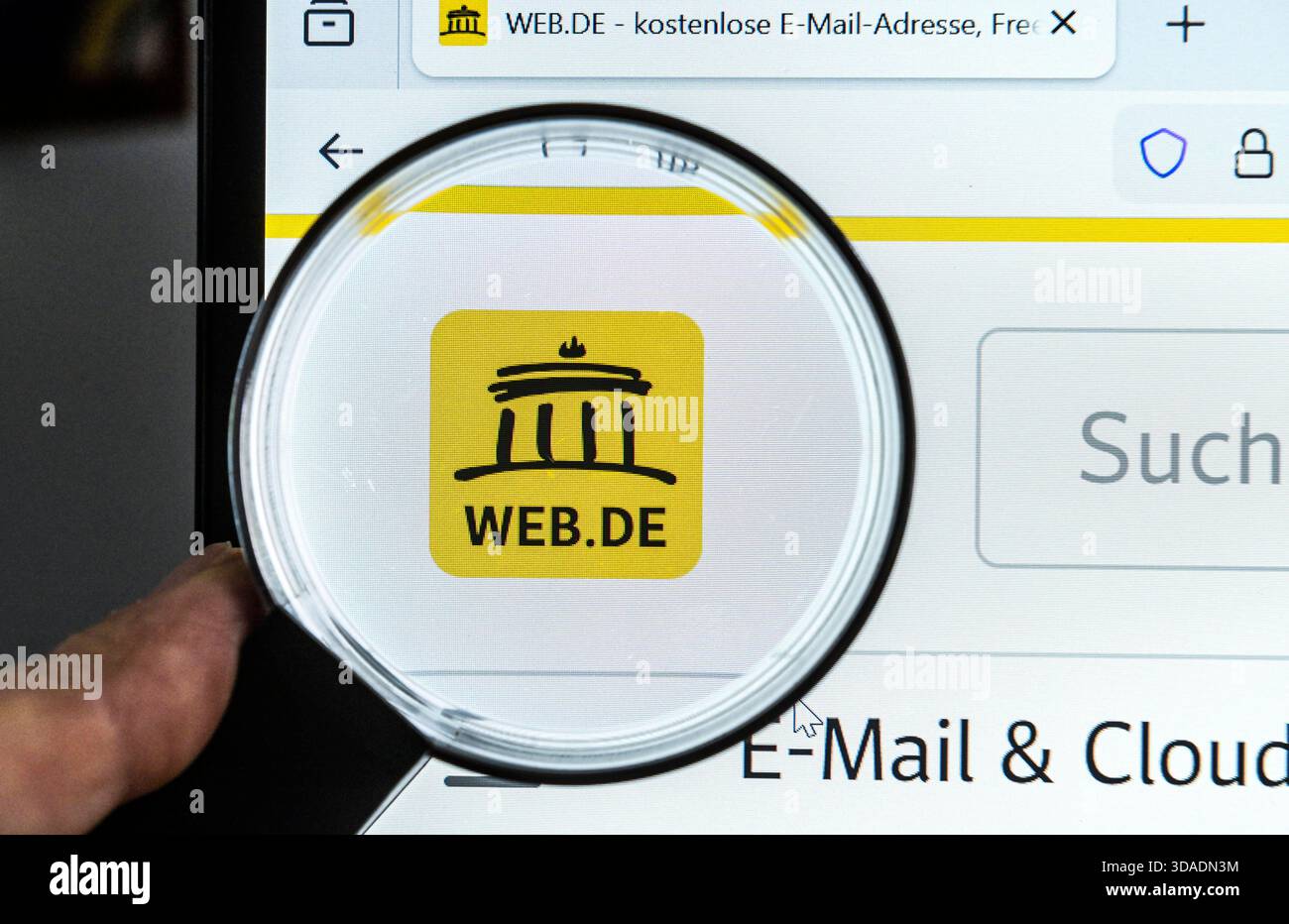 web.de, Website, Internet, Lupe, Monitor *** Web de, Website, Internet, Lupe, Monitor Stockfoto
