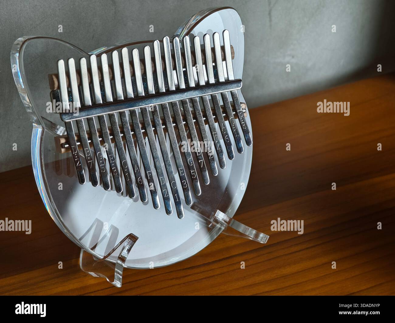 Ein klares Acrylkalimba, ein tragbares Musikinstrument oder ein Daumenklavier Stockfoto