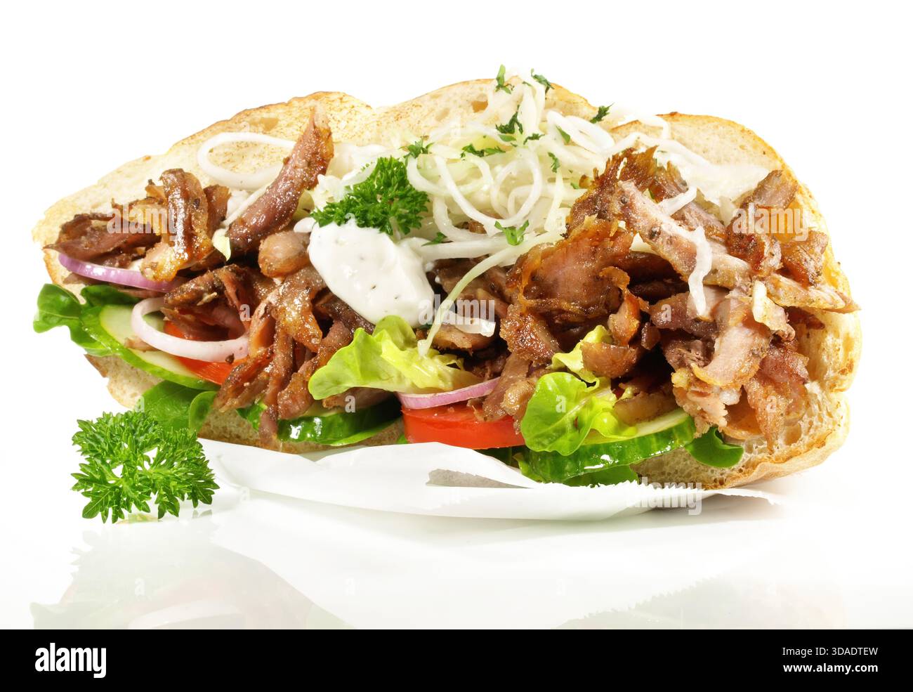 Kebab Sandwich auf weißem Hintergrund Stockfoto