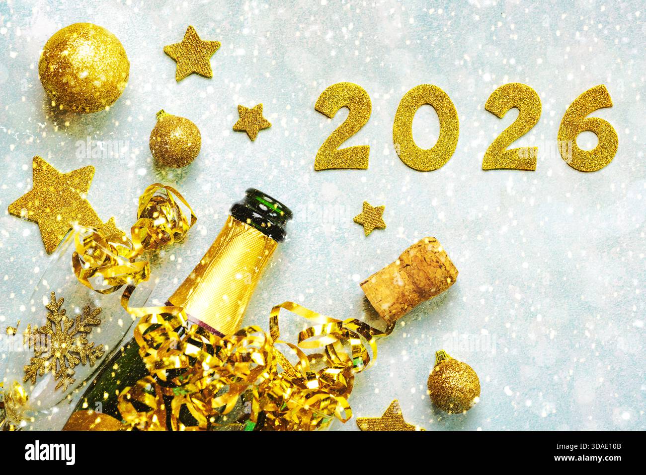 Flasche Champagner mit Kristallgläsern, goldenen weihnachtskugeln, goldenen Sternen und 2026 in goldenen Zahlen auf einem Hintergrund mit Schneeflocken. Silvester Stockfoto